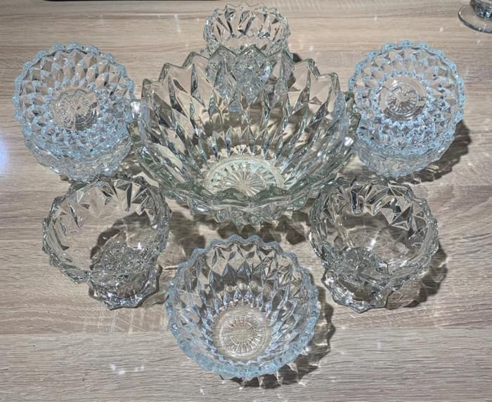 SERVICE 10 PIECES EN CRISTALLIN SALADIER ET 3 BOLS A PIEDS ET 6 BOLES SIMPLLES