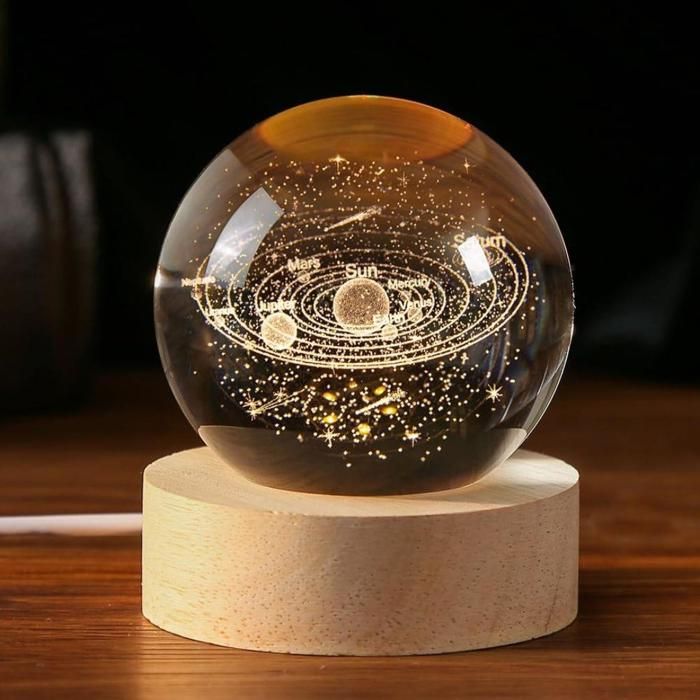 Veilleuse boule de cristal avec LED blanc chaud à intensité variable et base en bois