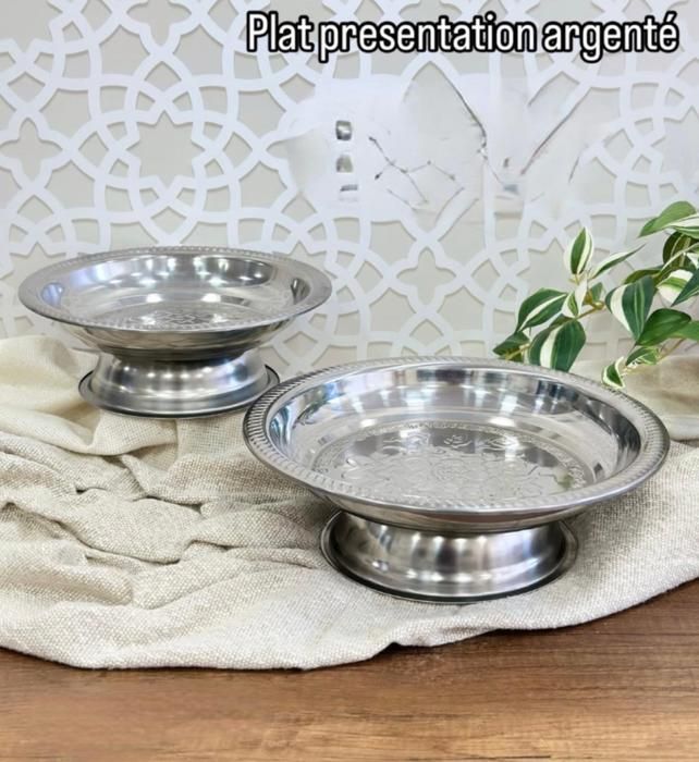 Plat de présentation - Métal argenté - Rond 30cm - Design élégant - Accessoires de cuisine - Gris