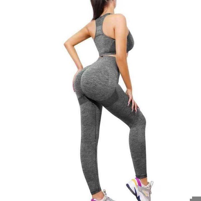 Une tenue de sport pour femme, composée de deux pièces assorties :