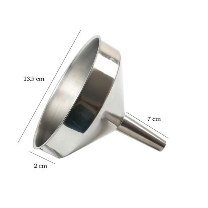 Entonnoir de cuisine en acier inoxydable pour le transfert d'ingrédients liquides.