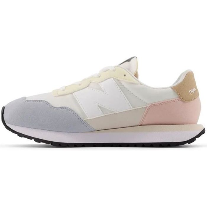 Basket New Balance 237 Junior - Réf. GS237-VG. Couleur : Gris, Blanc, Rose, Jaune. Détails. - Tige en nylon sans renfort. - Embout